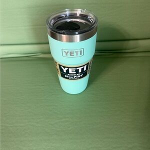 YETI Rambler 16 oz Tumbler in Aqua